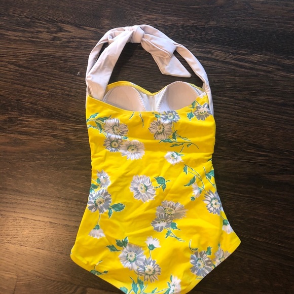 One piece pin-up swimsuit (4) - Picture 3 of 4